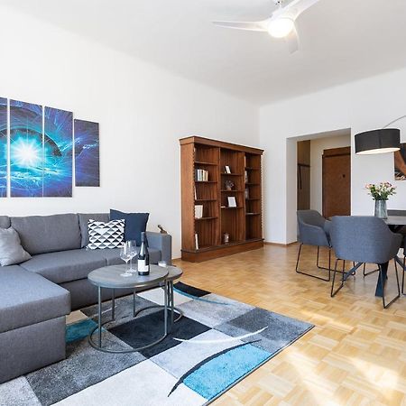 Bright And Spacious Attic Apartment Prága Kültér fotó