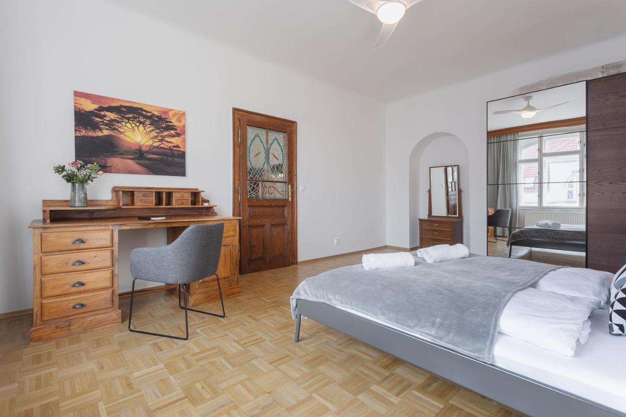 Bright And Spacious Attic Apartment Prága Kültér fotó