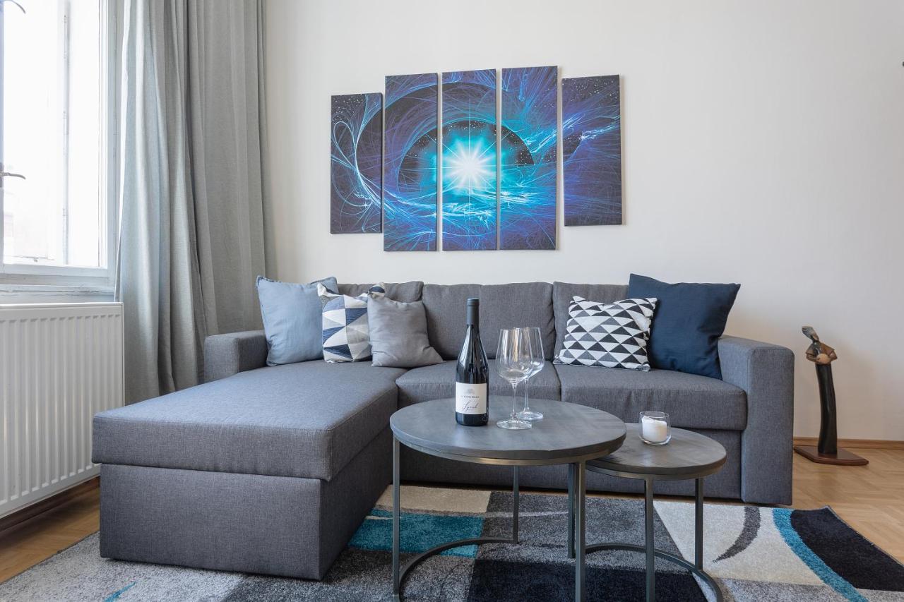 Bright And Spacious Attic Apartment Prága Kültér fotó