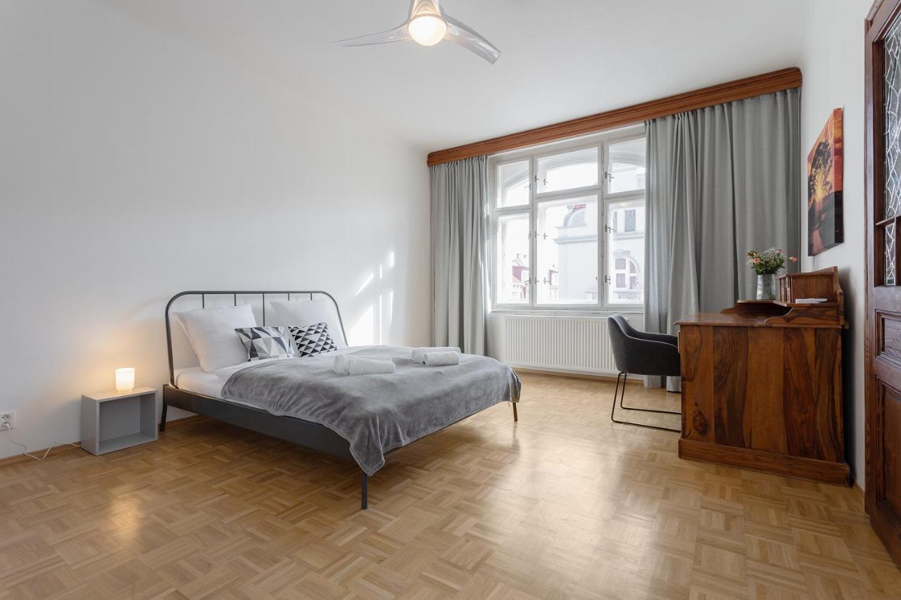 Bright And Spacious Attic Apartment Prága Kültér fotó