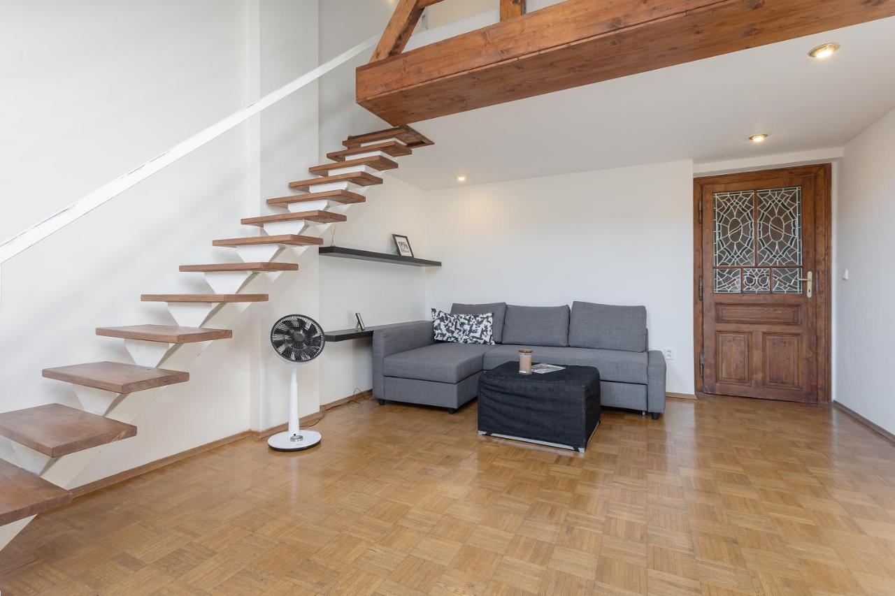 Bright And Spacious Attic Apartment Prága Kültér fotó